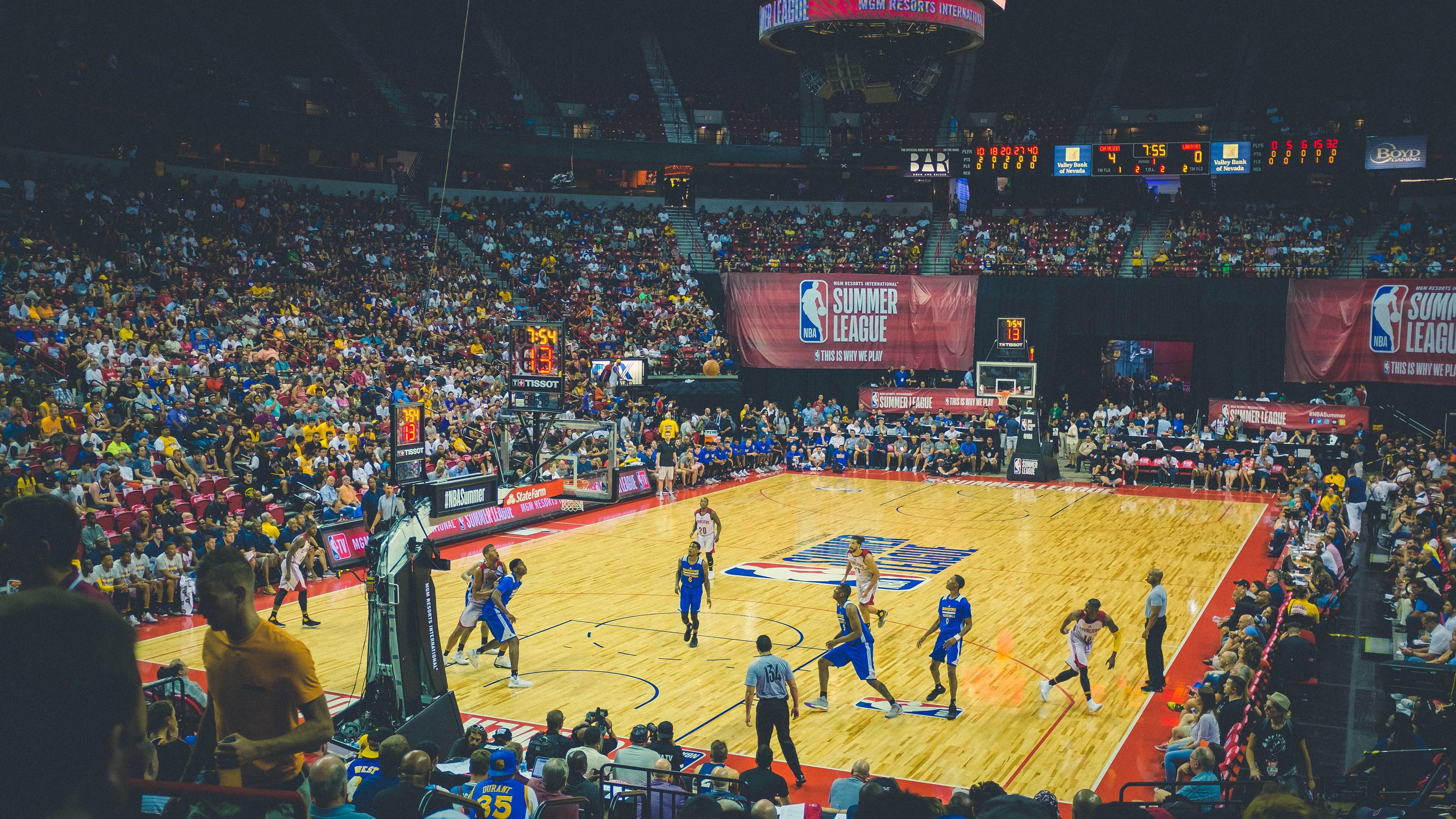 一夜2签1裁!湖人伤情更新遭遇误判争议,勇士陷小麻烦,湖人受伤